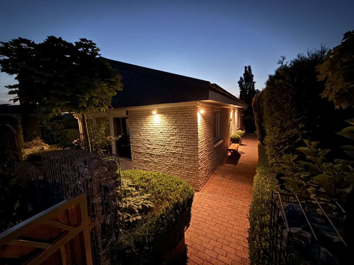 Eingangsbereich des Ferienhauses am Abend