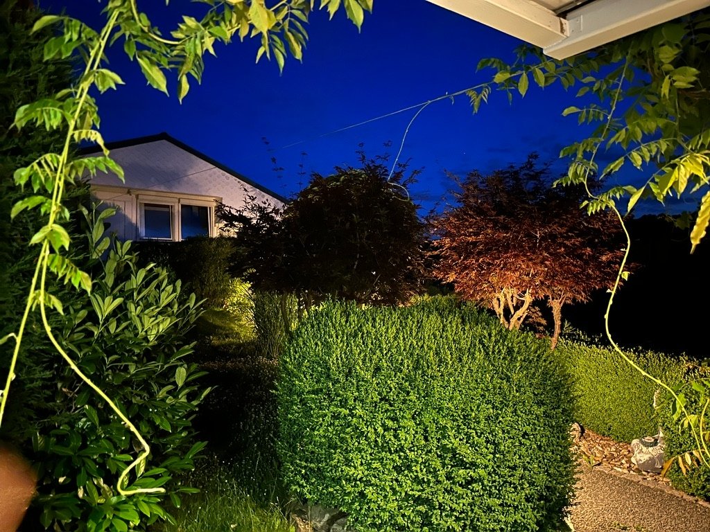 Beleuchteter Garten am Abend