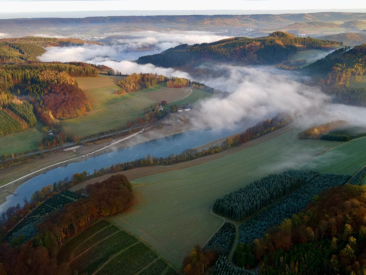 Herbstliche Luftaufnahme des Hennesees und der umliegenden Sauerländer Landschaft