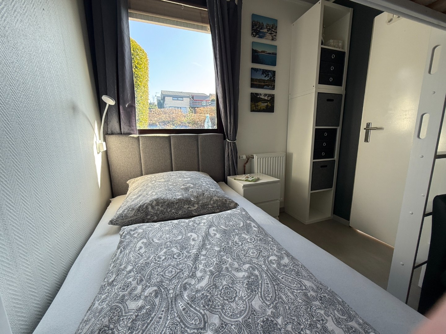 Zweites Schlafzimmer mit gemütlichem Bett und Blick ins Grüne