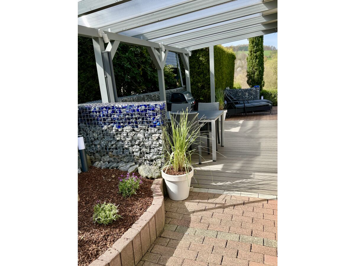 Überdachte Terrasse mit Sitzgruppe