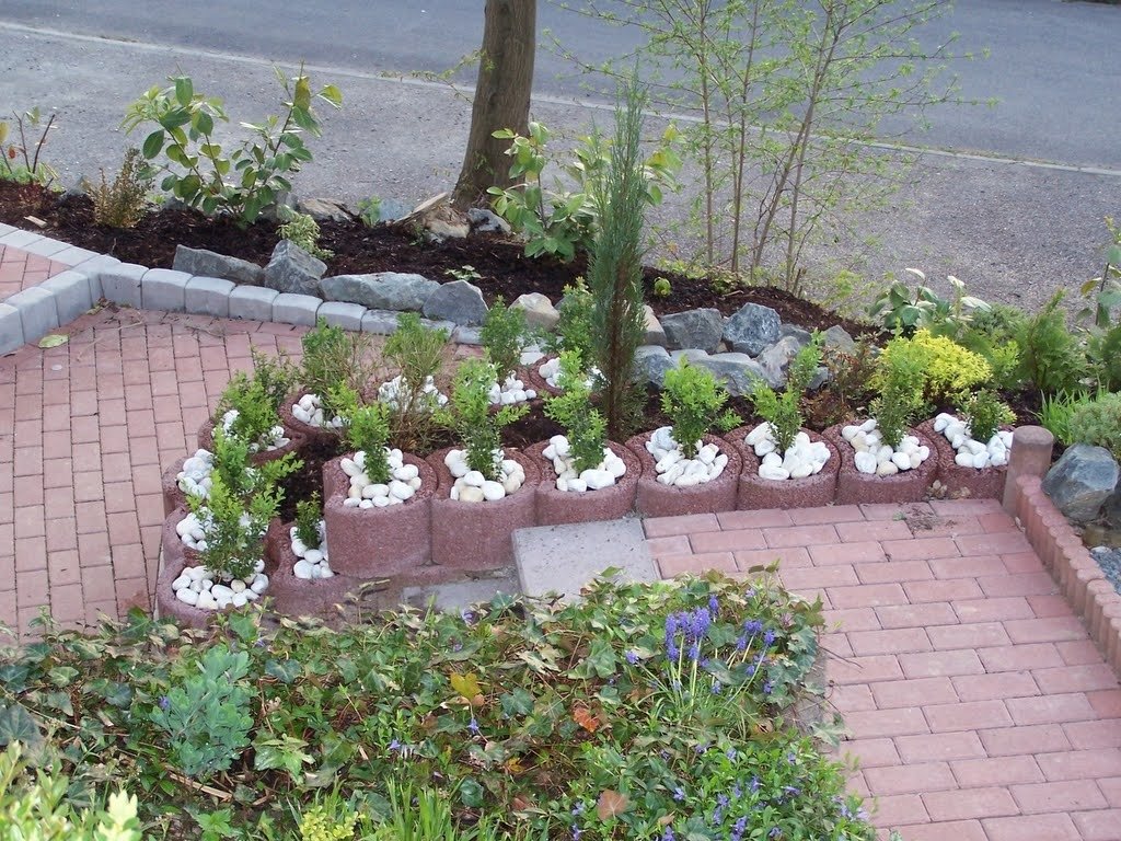 Frische Bepflanzung im Garten, Mai 2006