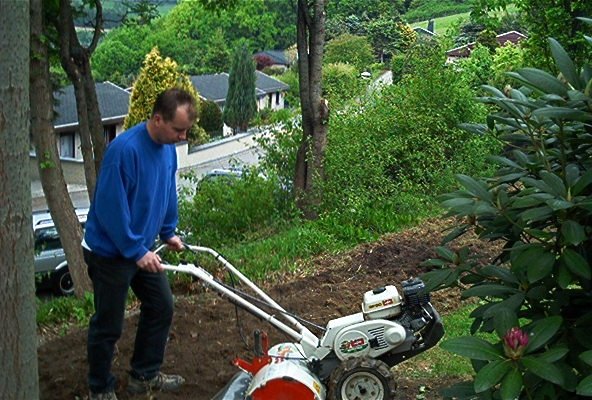 Bodenbearbeitung im Garten für die Neuanlage