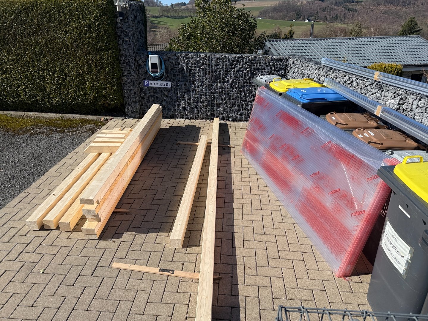 Lieferung der Holzbalken für die Überdachung