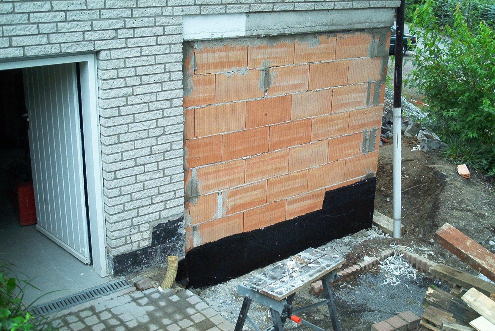 Bauarbeiten am Keller im Sommer