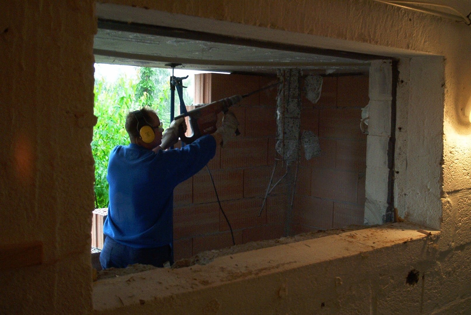Weitere Mauerarbeiten am Kelleranbau