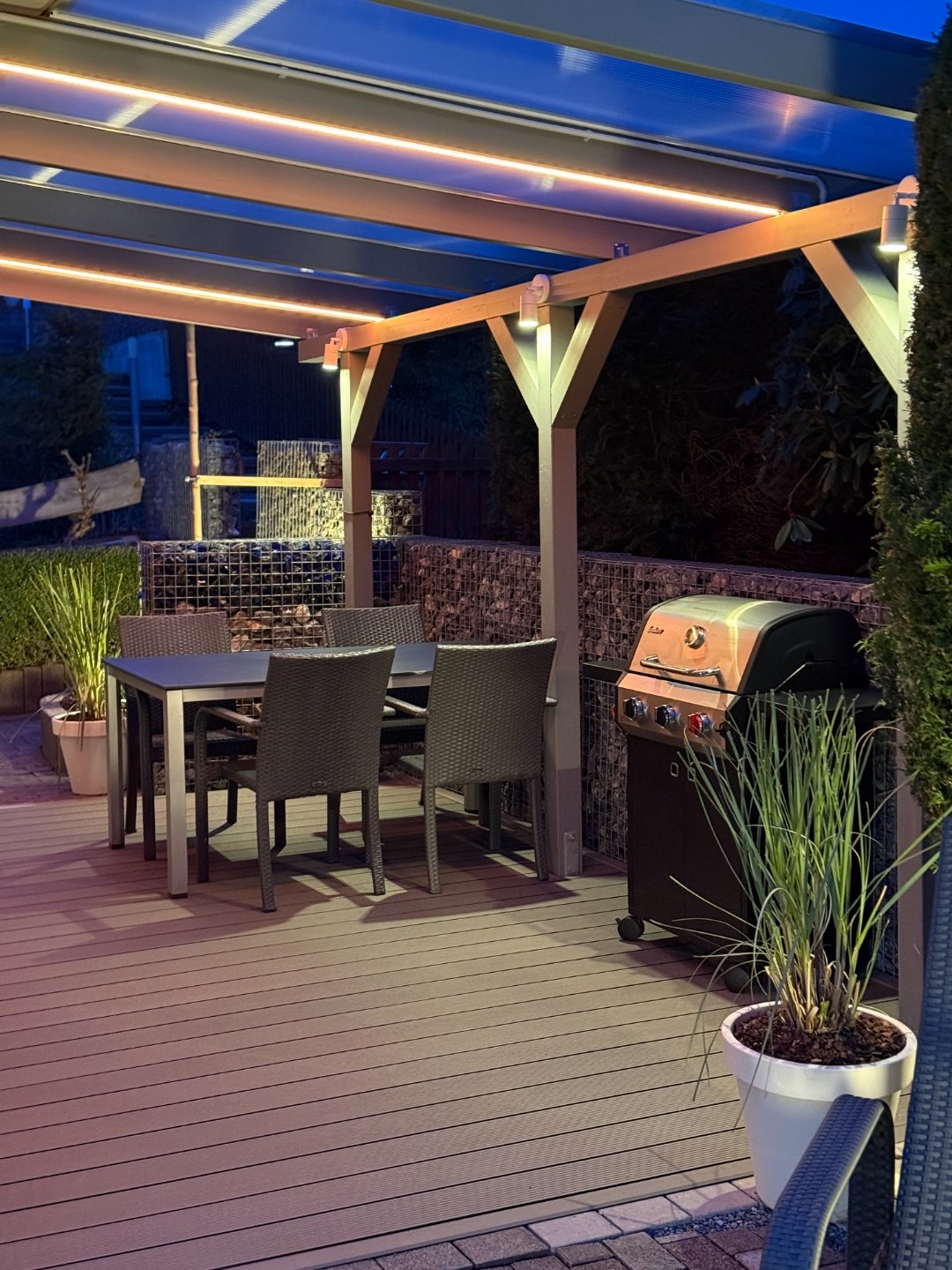 Die fertige Terrasse in gemütlicher Abendstimmung