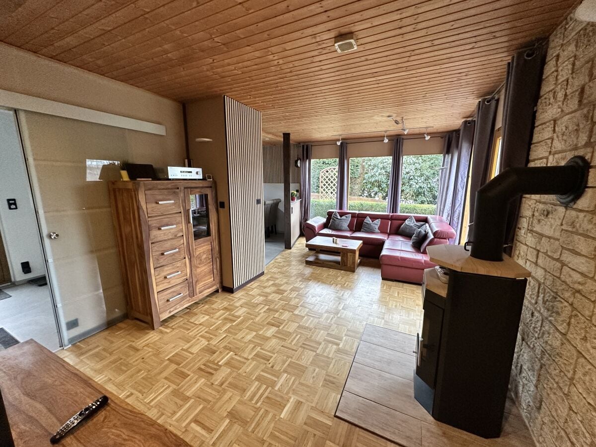 Neu möbliertes Wohnzimmer mit Smart-TV, SONOS-Soundbar und Kamin